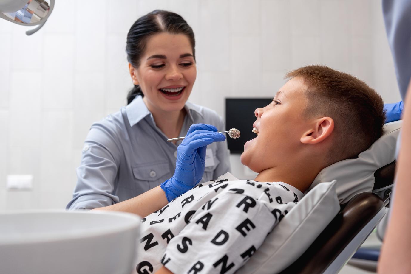 Почему нужно лечить детей именно у детского стоматолога, ведь все изучают одни сведения, дети от взрослых не сильно отличаются?
